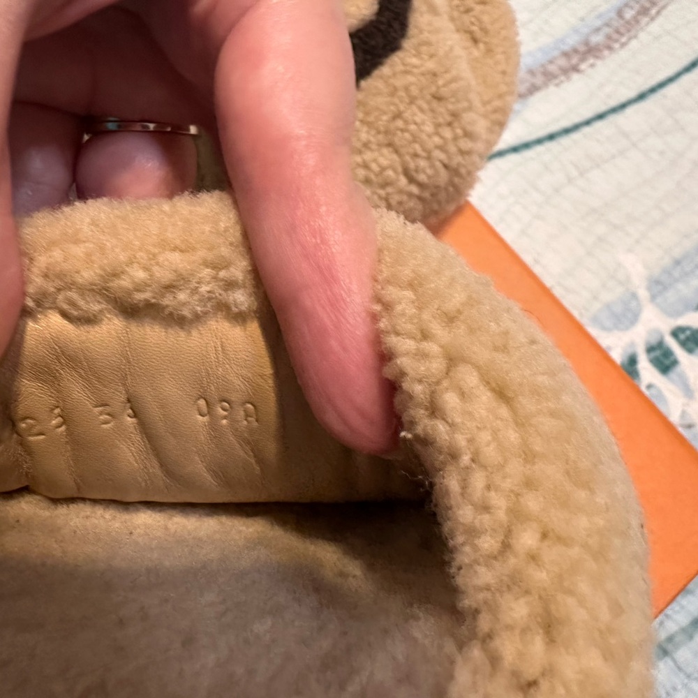 Gucci Tan Shearling Slides - Picture 4 of 5